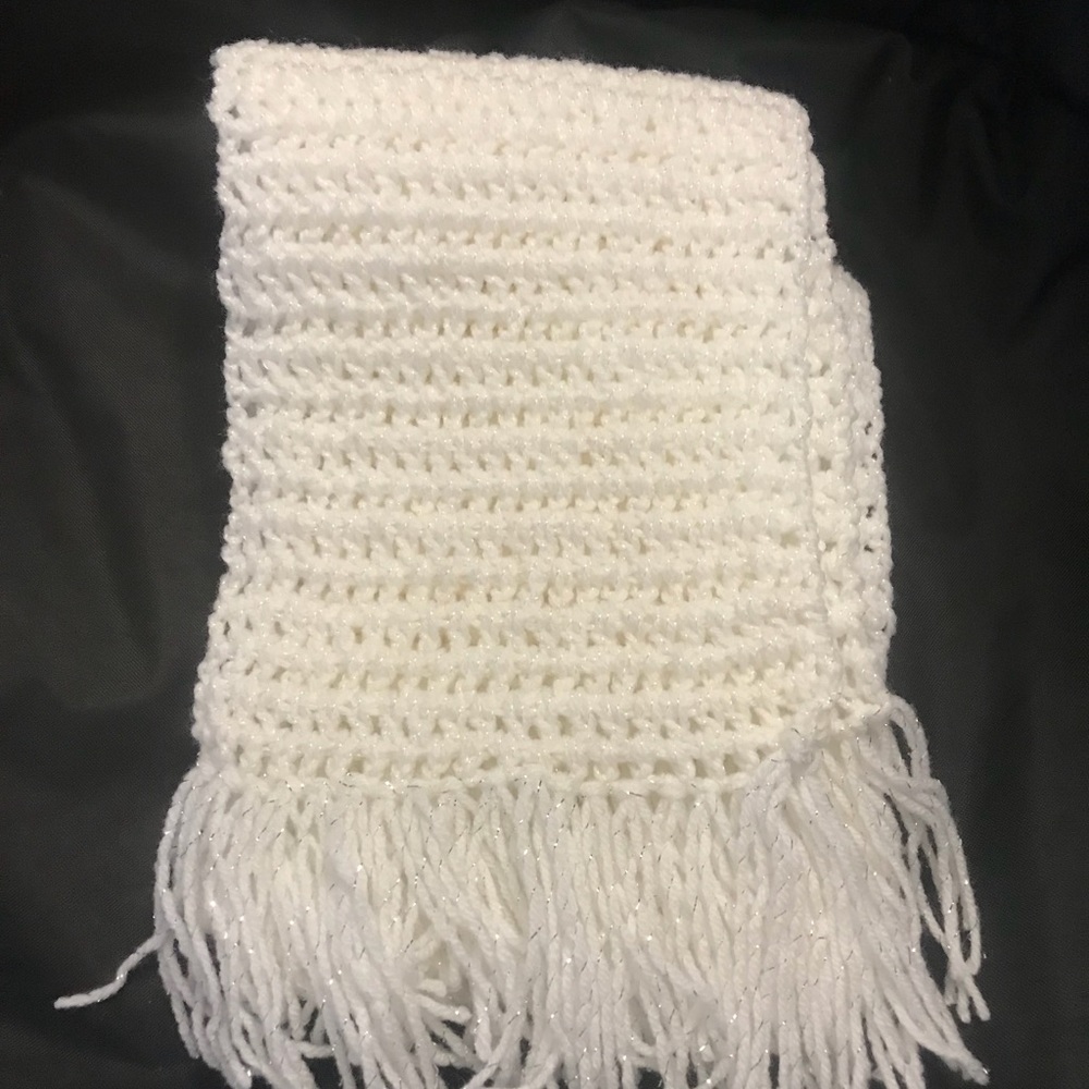 Handmade white crochet scarf - Picture 4 of 5